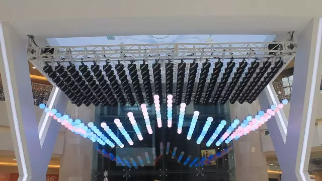 夢(mèng)幻浮球點(diǎn)亮匯智國(guó)際商業(yè)中心中庭廣場(chǎng)