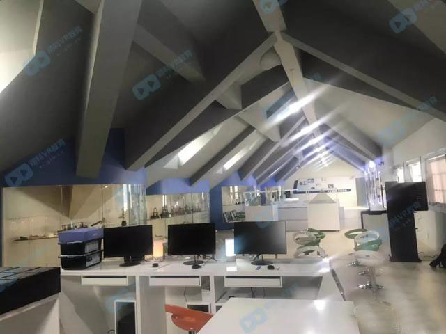 科技感十足!這是什么教室?萌科VR落地校園!