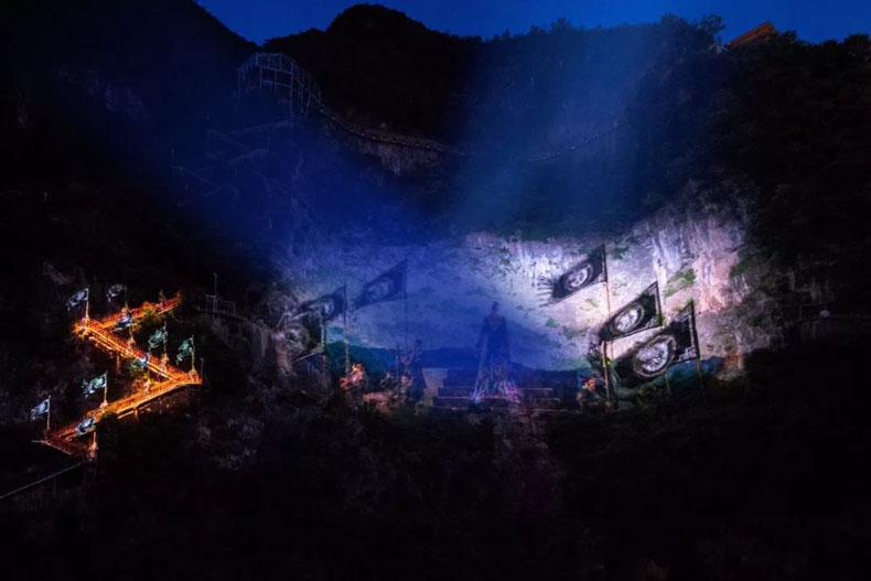 秦嶺洞天福地景區(qū)裸眼3D巨崖投影秀